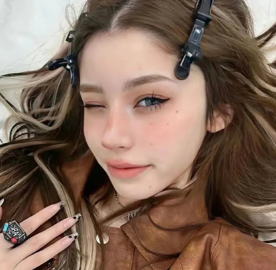 不装了，我爹是朝当朝皇帝